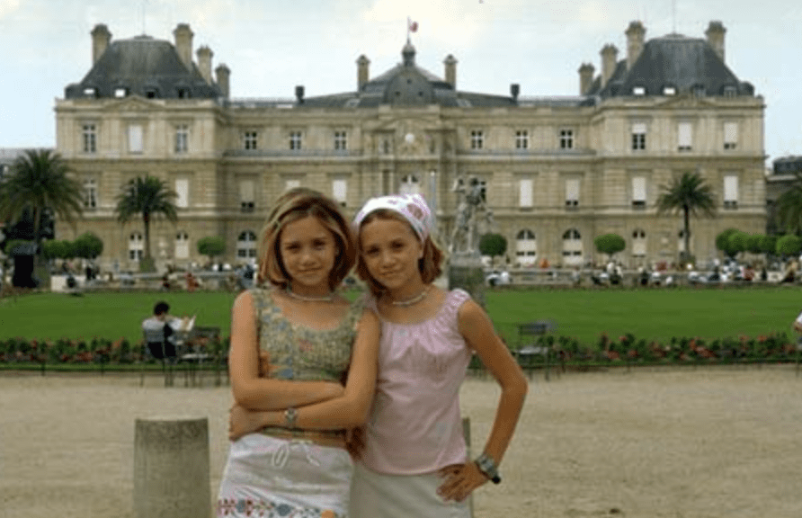 французский образ девушки. сестры парижа. сестры парижа. две девушки в париже. подруги в париже.